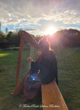 Bina im Sonnenlicht an der Harfe (2)