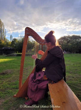 Bina im Sonnenlicht an der Harfe